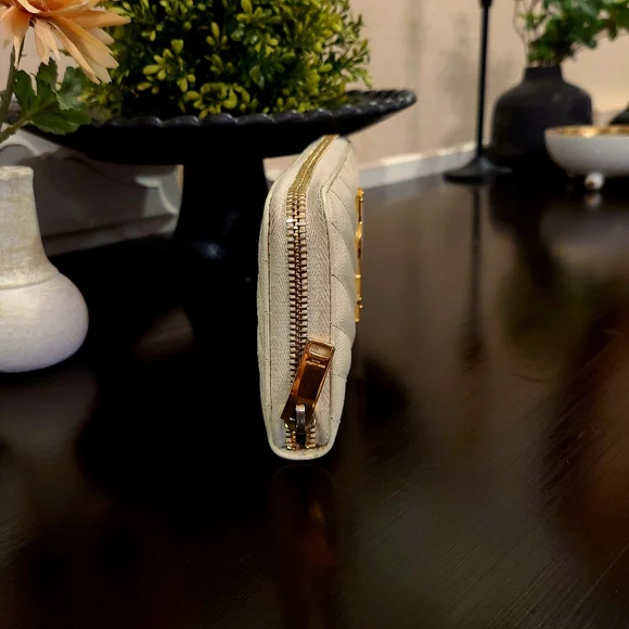 π€β€οΈβπ₯πAuthentic pre-owned Yves Saint Laurent Chevron zip around wallet! π€π - Picture 4 of 9